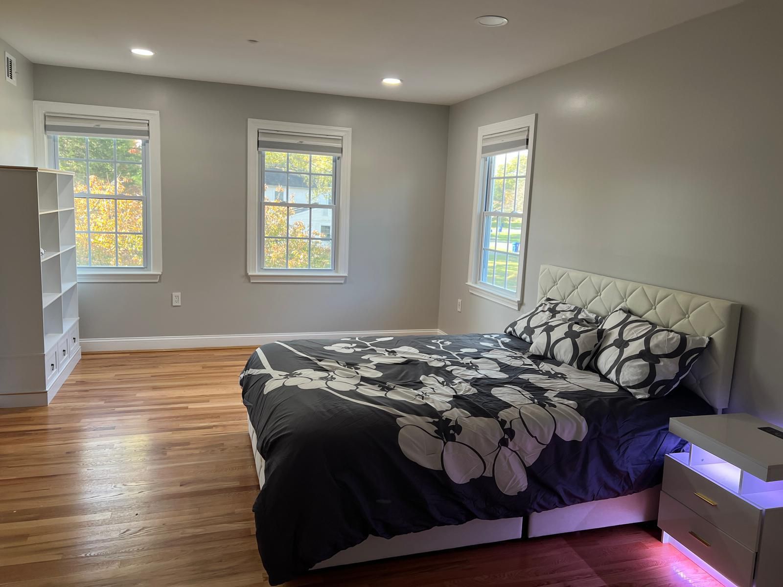 Modern bedroom with tufted headboard and elegant furnishings